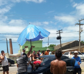 V&iacute;tima identificada pelas iniciais J.F.S. foi projetada no para-brisa do carro