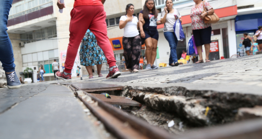 Canaletas quebradas s�o apenas um dos dificultadores para pedestres no Cal�ad�o