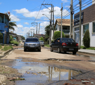 Buracos em rua propiciam ac&uacute;mulo de &aacute;gua