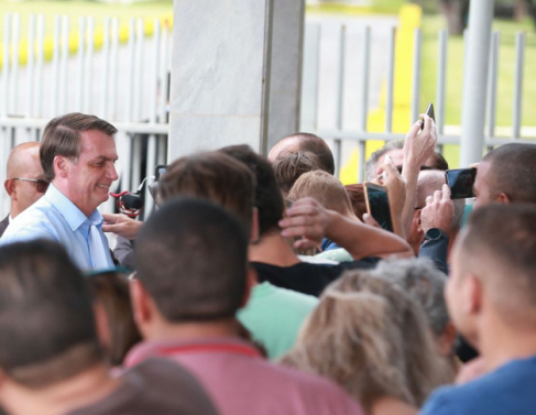 Presidente Jair Bolsonaro conversa com turistas no Palácio da Alvorada