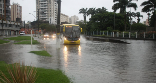Chuva causa transtornos em Campos (Fotos: Rodrigo Silveira e leitor)