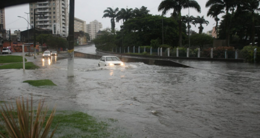 Chuva causa transtornos em Campos (Fotos: Rodrigo Silveira e leitor)