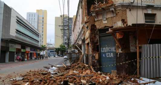 Pr�dio desabou no Centro (Fotos: Genilson Pessanha)