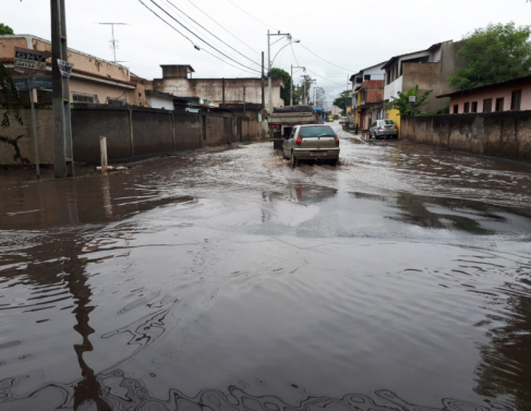 Alagamento na avenida Souza Mota