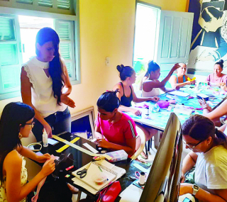 Modalidade de corte e costura &eacute; uma das que est&atilde;o com grande demanda de alunos