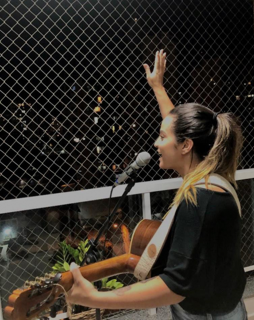 Cantora interpreta msicas com mensagens positivas