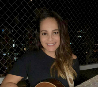 Cantora interpreta músicas com mensagens positivas