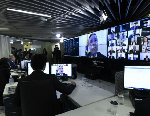     O Senado vota nesta sexta-feira (20) o Projeto de Decreto Legislativo (PDL) 88/2020, que reconhece o estado de calamidade pública no Brasil. Esse é o único item na pauta da reunião, convocada pela Presidência do Senado Federal. A sessão deliberativa é remota, ou seja, senadores poderão debater o assunto e votar a matéria pelo computador, sem estar presentes ao Plenário.     A proposta, aprovada na noite da quarta-feira (18) pela Câmara dos Deputados, permite que o Executivo gaste mais do que o previsto e desobedeça às metas fiscais estabelecidas para 2020 para custear ações de combate à pandemia de coronavírus. O senador Weverton (PDT-MA) é o relator da proposta.     A sessão deliberativa remota é conduzida pelo 1º vice-presidente do Senado Federal, senador Antonio Anastasia (PSD-MG).     Na sala da Secretaria de Tecnologia da Informação do Senado Federal (Prodasen), senadores e funcionários da Casa se preparam para o ínicio da sessão.     Foto: Jane de Araújo/Agência Senado