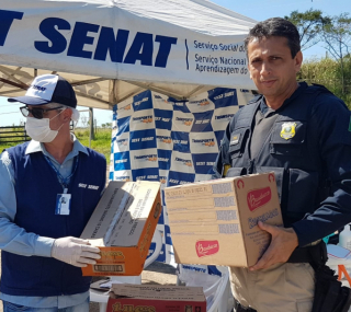 PRF realiza arrecadação e, junto com o Sest/Senat, que adquire produtos com recursos próprios, faz a entrega a caminhoneiros, que estão com dificuldades devido ao fechamento de estabelecimentos às margens das rodovias