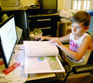 Ana Flávia criou uma rotina de estudo para o filho Lucas, mas diz que ele, como o irmão Arthur, ENTITY_quot_ENTITYquer aulas ao vivoENTITY_quot_ENTITY