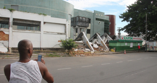 Laje e muro de estao desabaram (Fotos: Genilson Pessanha)