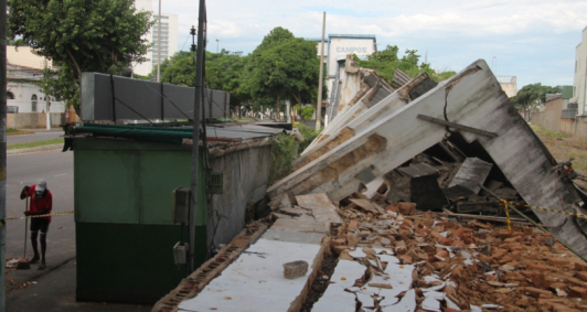 Laje e muro de estao desabaram (Fotos: Genilson Pessanha)