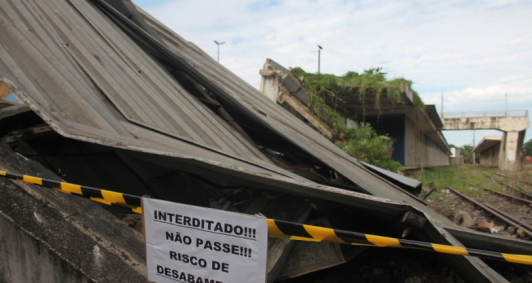 Laje e muro de estao desabaram (Fotos: Genilson Pessanha)