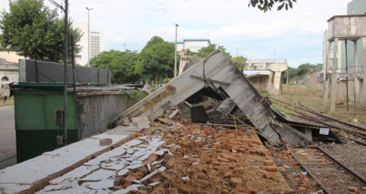 Laje e muro de estao desabaram (Fotos: Genilson Pessanha)