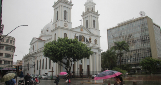 Chuva e temperatura baixa em Campos