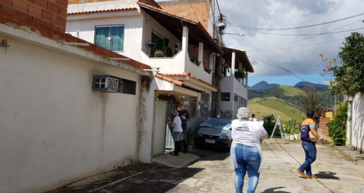 Distribuio de mscaras e lcool em gel em So Fidlis