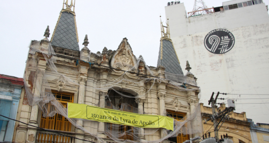 Prédio da Lyra, no Centro, recebeu a faixa pelos 150 anos