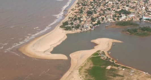 Imagem area do sbado (23) mostra o novo fechamento da foz do Paraba do Sul, entre o Pontal de Atafona e a ilha da Convivncia