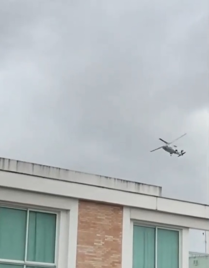 Helic�ptero voa baixo em Campos