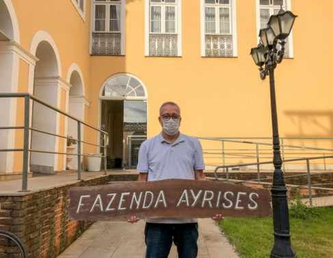 Joo Pimentel mediou doao de letreiro da Fazenda Ayrizes