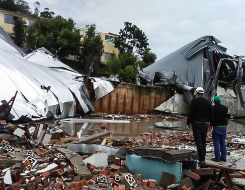 Galp�o destru�do no munic�pio de palmitos. Foto: Divulga��o 