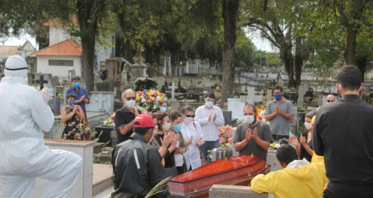 Sepultamento no Caju (Foto: Genilson Pessanha)