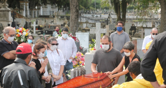 Sepultamento no Caju (Foto: Genilson Pessanha)