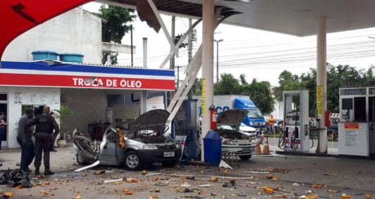Carro explode em posto de combust&iacute;veis