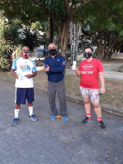 Alunos e professor de mscara em praa pblica