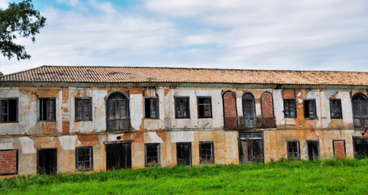 Solar dos Airizes em seu estado atual. A majestosa construção com ameaça de ruína. 