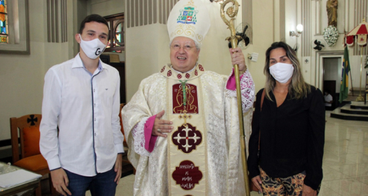 Filho e viva de Gil Vianna, Bruno e Andria, com o bispo (Foto: Divulgao)