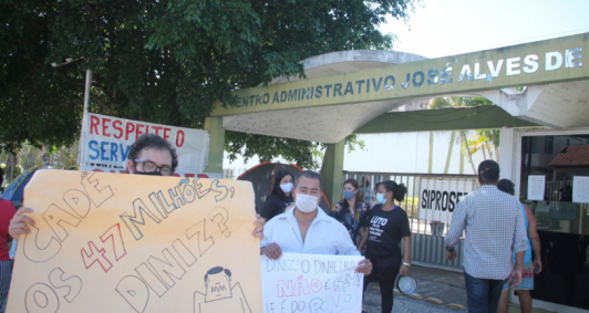Protesto em frente  Prefeitura (Fotos: Genilson Pessanha)