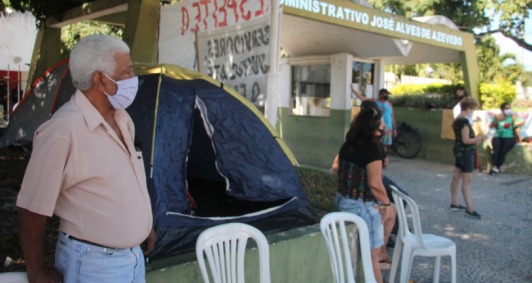 Protesto em frente  Prefeitura (Fotos: Genilson Pessanha)