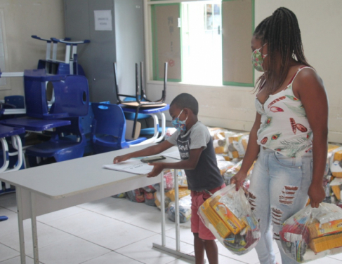 Mães retiram kits didáticos e alimentação dos filhos na escola 