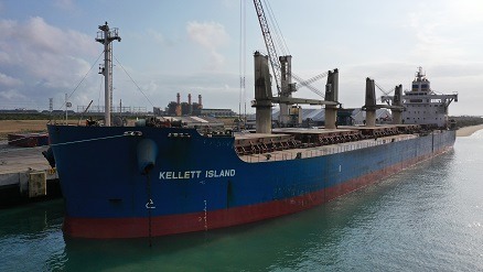 Opera&ccedil;&atilde;o com cl&iacute;nquer no Terminal T-Mult, no Porto do A&ccedil;u