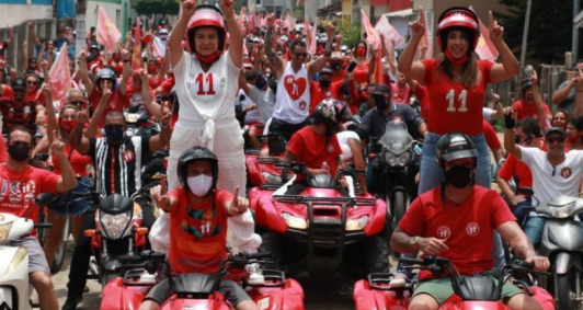 Carla Machado e Carla Caputi no &uacute;ltimo ato de campanha, no s&aacute;bado