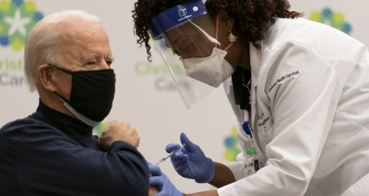 Joe Biden recebe a primeira dose da vacina contra o coronavírus da enfermeira Tabe Mase em Newark, Delaware                  