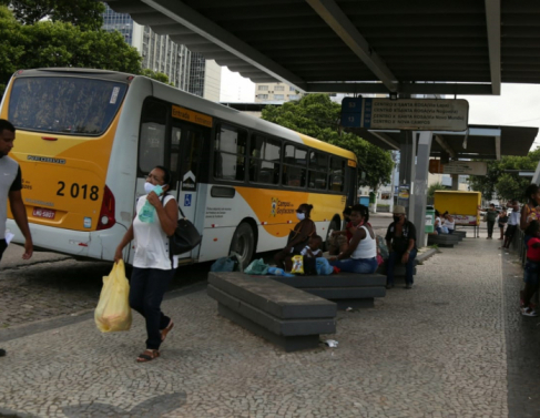 Vans no Centro refletem em ônibus