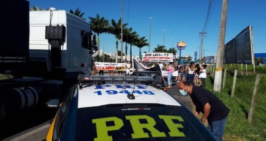 Comerciantes fazem protesto (Foto: Genilson Pessanha)