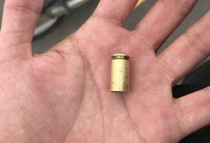 Cápsula de projétil .40 encontrado após disparos de seguranças, segundo famílias.