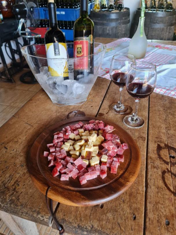 Degusta&ccedil;&atilde;o dos vinhos Desbravador e Merlot acompanhado com Charcutaria e Queijos regionais.