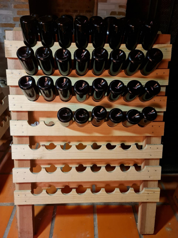 Pupitre com os espumantes elaborados pelo m&eacute;todo tradicional