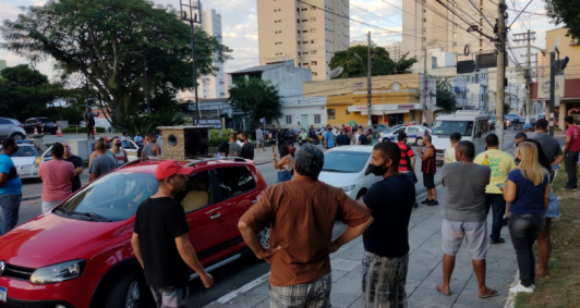 Protesto em frente  Cmara (Foto: Rodrigo Silveira)