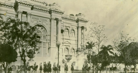 Tropas enviadas por Getlio cercam o Palcio Monroe, sede do Senado, na manh do golpe, em 1937. Fonte: Agncia Senado