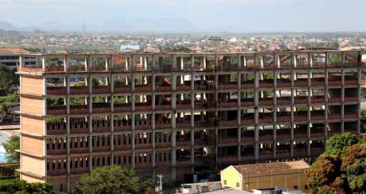 Novo campus da UFF na XV de Novembro - obras foram retomadas em junho