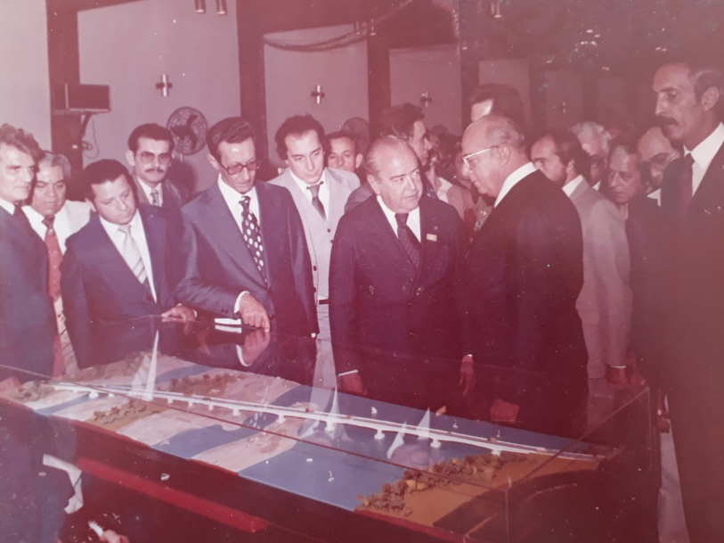 Alair Ferreira mostra maquete da ponte a João Figueiredo, em 16 de julho de 1981