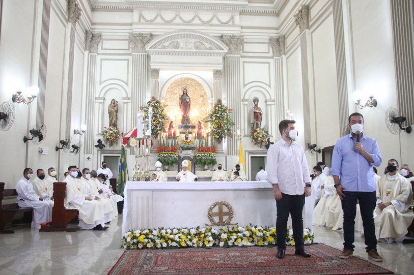 Governador e prefeito na missa de São Salvador (Foto: Genilson Pessanha) 