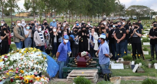 Despedida do Promotor e professor Marcelo Lessa, hoje, no Cemit&eacute;rio Campo da Paz