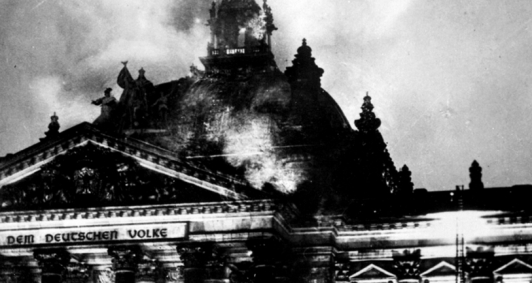 Em 1933, o edifcio do Reichstag foi vtima de um suspeitoso incndio do qual acusaram de autoria um suposto agitador comunista holands, fazendo com que os nazistas sassem completamente beneficiados. Hitler, aproveitando a situao, aboliu a maioria dos direitos fundamentais da Constituio de 1919 da Repblica de Weimar.