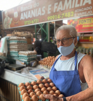 Seu Ananias, considerado o feirante mais antigo no Mercado. Completar 56 anos como comerciante no local na mesma data do prdio, que faz 100 anos no prximo dia 15. 